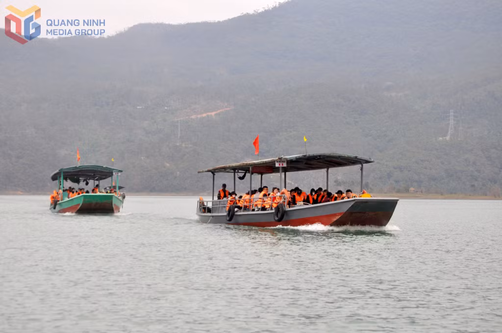 Hồ Yên Lập là nơi có cảnh sắc thiên nhiên khoáng đạt, nằm trong quần thể di tích - thắng cảnh quốc gia hồ Yên Lập - chùa Lôi Âm.