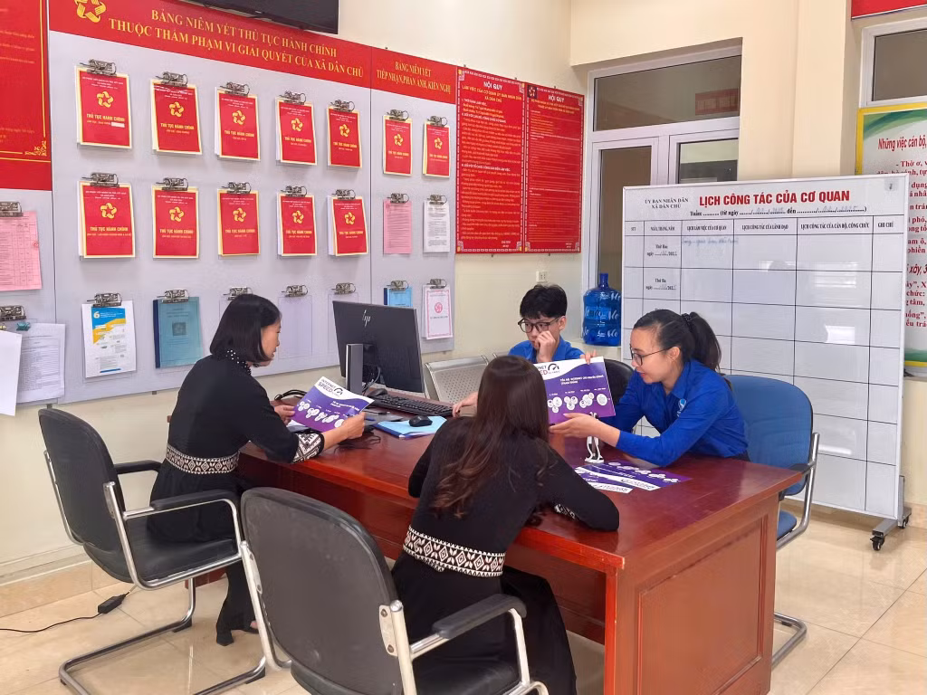 Thành Đoàn Hạ Long ra quân “Ngày thứ Bảy tình nguyện”, hướng dẫn người dân xã Dân Chủ cài đặt ứng dụng I-SPEED. Ảnh: Thành Đoàn Hạ Long.