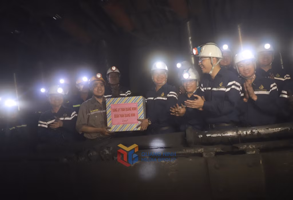 Đảng ủy Than và Đoàn than Quảng Ninh khen thưởng cho các chi đoàn trực thuộc Công ty CP Than Hà Lầm.