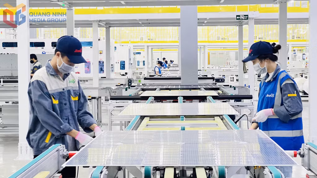 CNLĐ Công ty TNHH Công Nghiệp Jinko Solar, KCN Sông Khoai đảm bảo trang thiết bị bảo hộ khi làm việc. Ảnh: Thanh Hằng