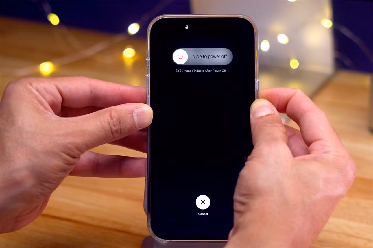 Tắt và khởi động lại iPhone giúp làm mới hệ thống, xóa bộ nhớ tạm (RAM), và sửa các lỗi phần mềm nhỏ...