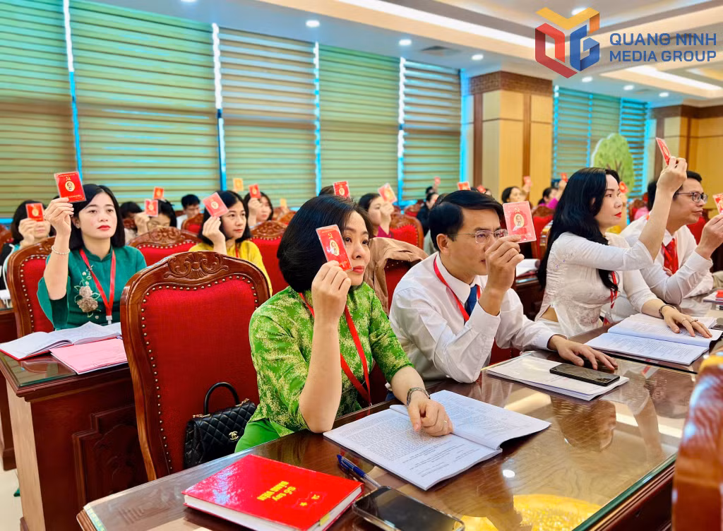 Các đại biểu biểu quyết thông qua Nghị quyết Đại hội.