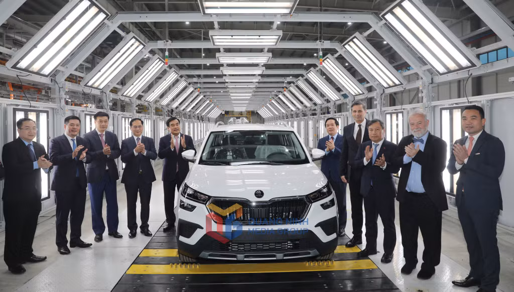 Các đại biểu dự Lễ ra mắt xe đầu tiên trên dây chuyền lắp ráp của nhà máy.