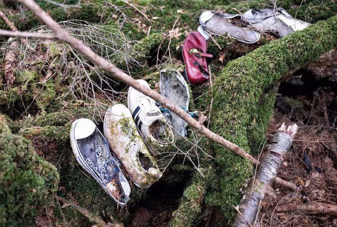 Di vật giày của những người tự tử trong khu rừng Aokigahara. Ảnh: Rob Gilhooly