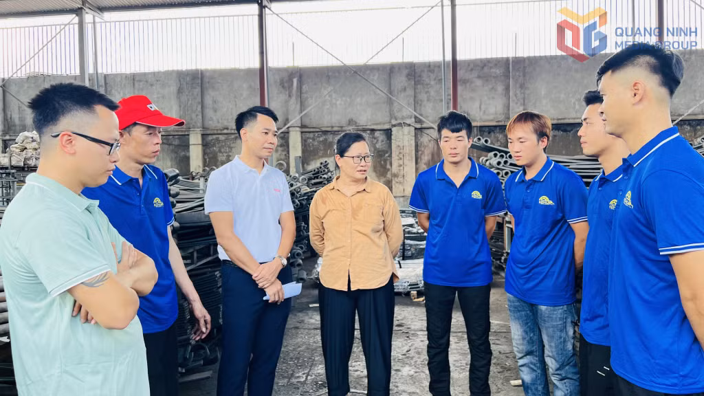 Lãnh đạo và Công đoàn Công ty TNHH Mochi trò chuyện với người lao động.