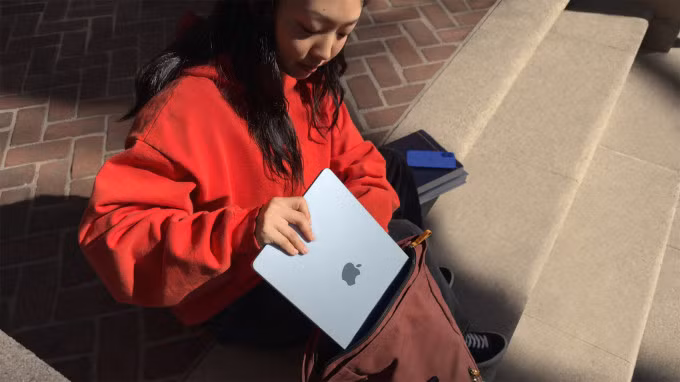 MacBook Air có cân nặng 1,24 kg với bản 13 inch và 1,51 kg với bản 15 inch.
