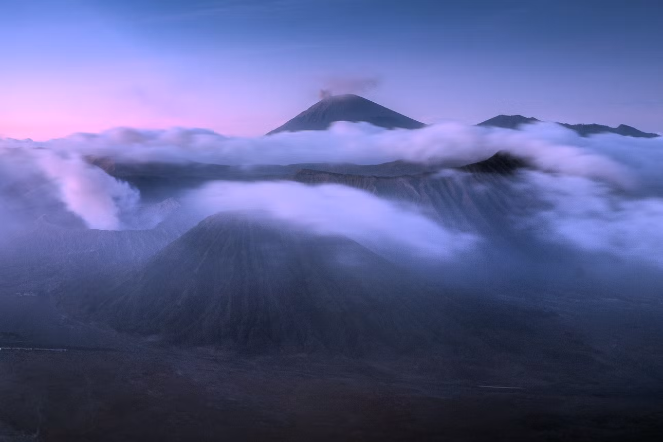 Địa hình Bromo có nhiều đoạn dốc và cát núi lửa, đòi hỏi du khách chuẩn bị thể lực trước chuyến đi. Việc rèn luyện sức khỏe từ 1-2 tháng trước hành trình giúp quá trình di chuyển thuận lợi hơn. Ảnh: Trần Tiến Dũng