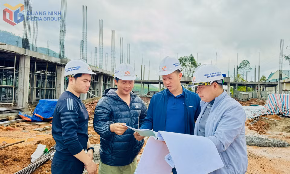 Cán bộ kỹ thuật Ban QLDA đầu tư xây dựng huyện Đầm Hà cùng với đơn vị nhà thầu rà soát, thống nhất biện pháp thi công Trường Mầm non xã Quảng Lâm (Đầm Hà). Ảnh: Mạnh Trường