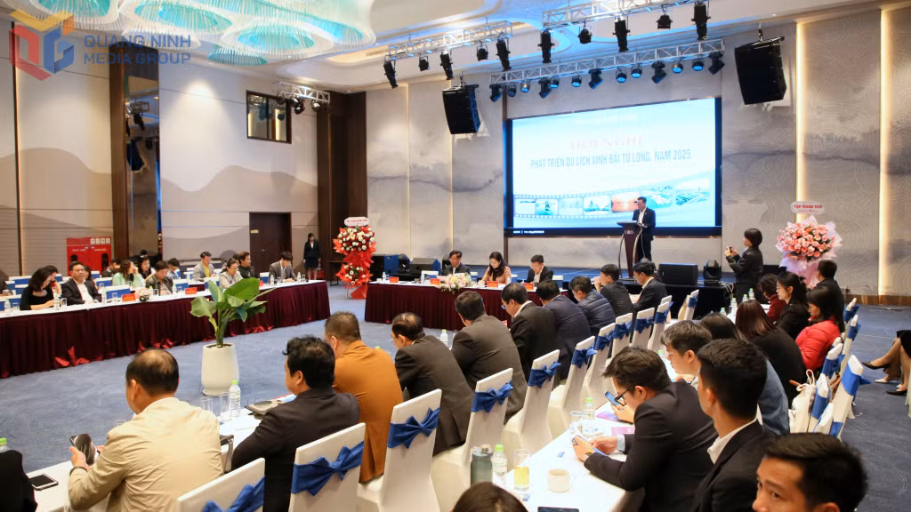 Các đại biểu nghe lãnh đạo huyện Vân Đồn thông tin về tiềm năng, thế mạnh, sản phẩm, các điểm du lịch, sản phẩm du lịch tại khu vực huyện Vân Đồn và vịnh Bái Tử Long.