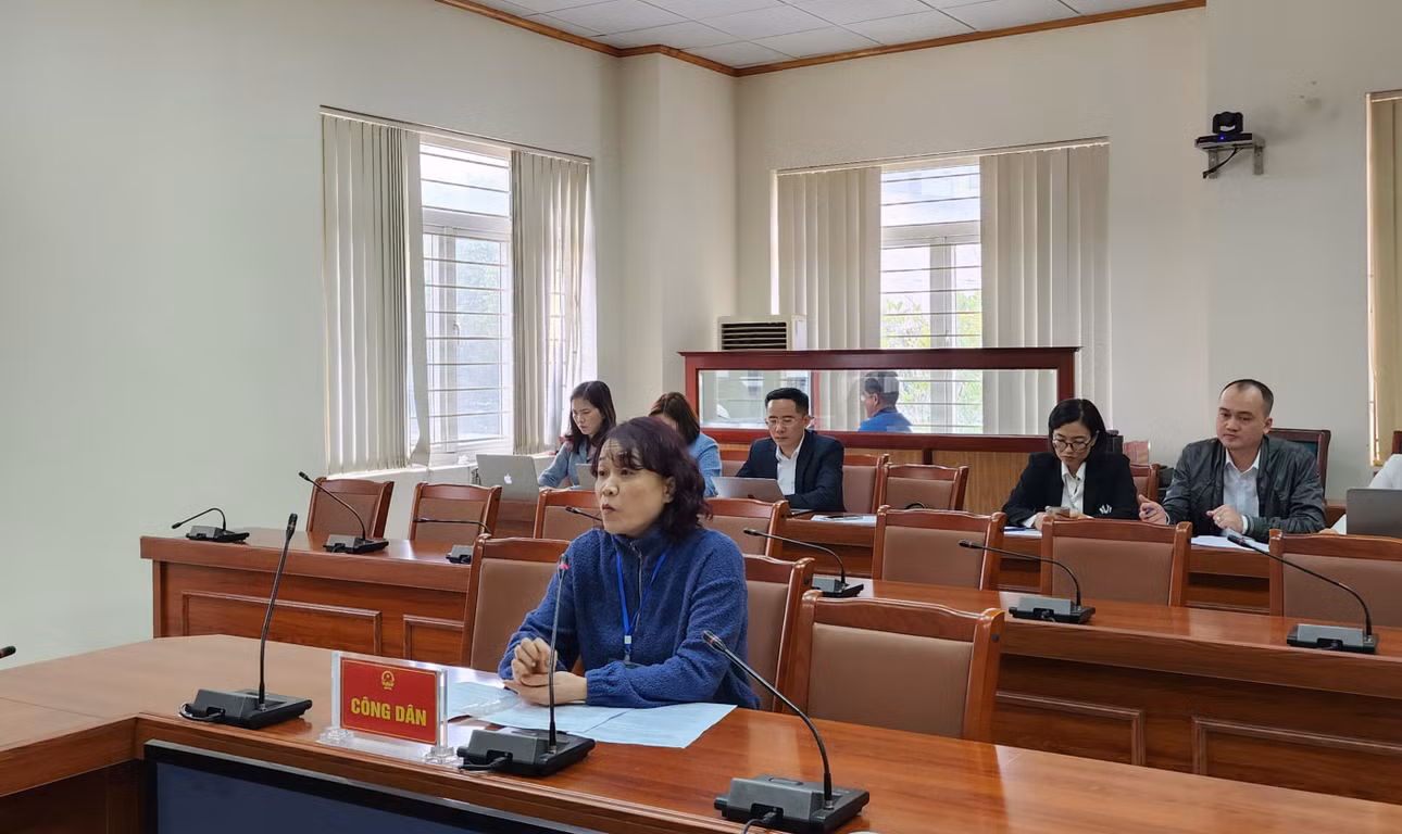 Bà Hoàng Thị Kim Huế, tổ 36, khu 3, phường Cẩm Phú, TP Cẩm Phả trình bày nội dung đề nghị tại buổi tiếp công dân định kỳ tháng 2/2024