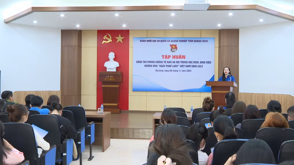 Tỉnh Đoàn phối hợp với Công an tỉnh tổ chức tuyên truyền phòng chống ma túy - mại dâm cho học sinh, sinh viên Trường Cao đẳng Y tế Quảng Ninh, tháng 11/2023. Ảnh: Ngọc Trâm