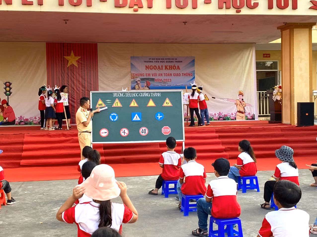 Trường Tiểu học Quảng Thành (huyện hải Hà) phối hợp cùng Công an huyện tuyên truyền về An toàn giao thông cho học sinh. Ảnh: Kim Hội (Hải Hà)