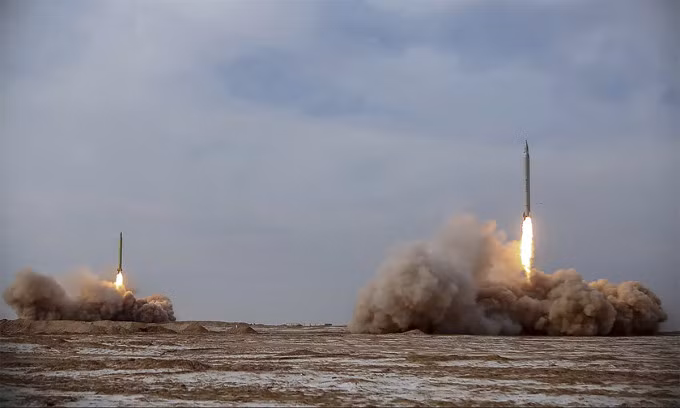 Tên lửa Iran rời bệ phóng trong diễn tập tháng 1/2021. Ảnh: AP