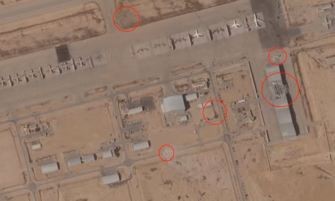 Các dấu vết va chạm (khoanh đỏ) tại căn cứ Nevatim hôm 2/10. Ảnh: Planet Labs