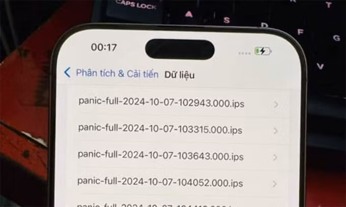 Dòng báo lỗi Panic Full trên một chiếc iPhone 16 Pro Max. Ảnh: Hưng Thịnh