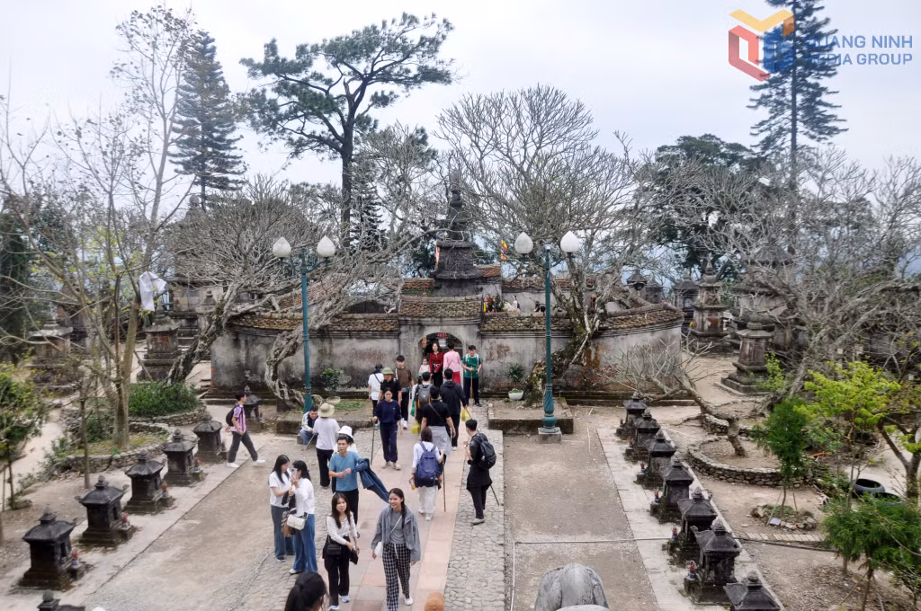 Tháp Tổ nằm ở vị trí trung tâm của vườn tháp Huệ Quang Yên Tử.