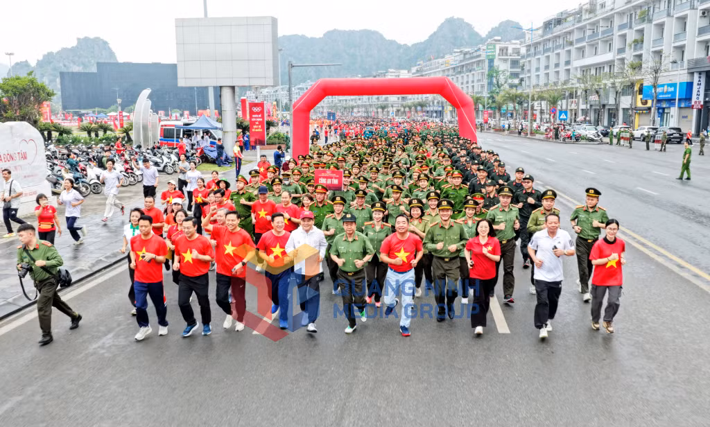 Các đại biểu tham gia đường chạy ngay sau lễ khai mạc Ngày chạy Olympic “Vì sức khỏe toàn dân - Vì an ninh Tổ quốc” (3-2026). Ảnh: PV