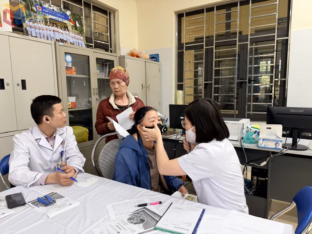 Đoàn Thanh niên Bệnh viện Đa khoa tỉnh khám bệnh miễn phí cho nhân dân xã Quảng La. 