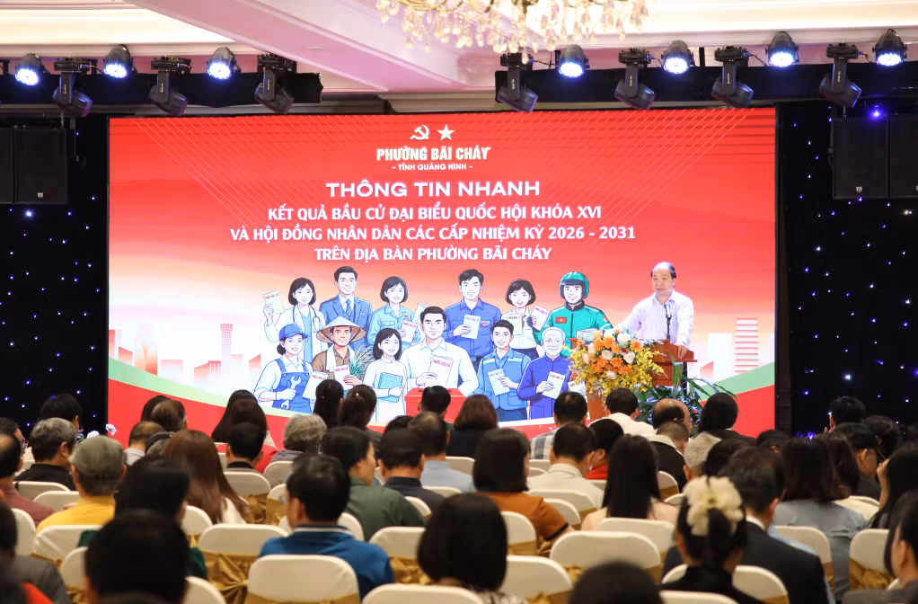 Đồng chí Nguyễn Hoàng Quý, Bí thư Đảng ủy, Chủ tịch HĐND phường Bãi Cháy thông tin nhanh các nội dung tại hội nghị.