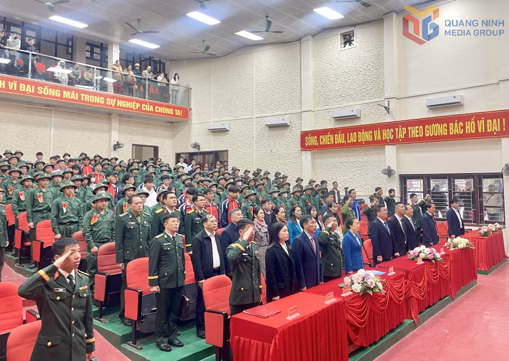 Các đại biểu và tân binh thực hiện nghi thức chào cờ.