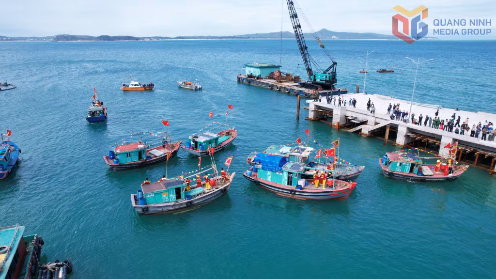 ... Ngay sau nghi thức Nghinh thần, đoàn tiến hành xuất bến tượng trưng, mở đầu cho một mùa đánh bắt mới.