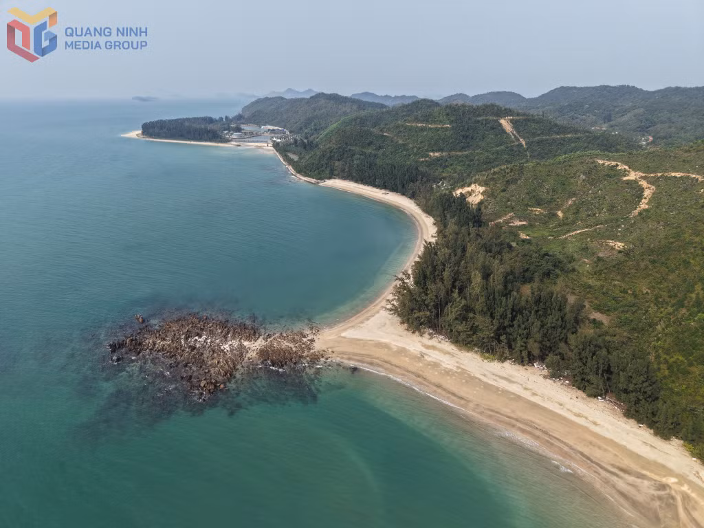 Đảo Cái Chiên sở hữu vẻ đẹp thiên nhiên hoang sơ, thơ mộng với bãi cát trắng trải dài hòa cùng làn nước xanh trong như ngọc.