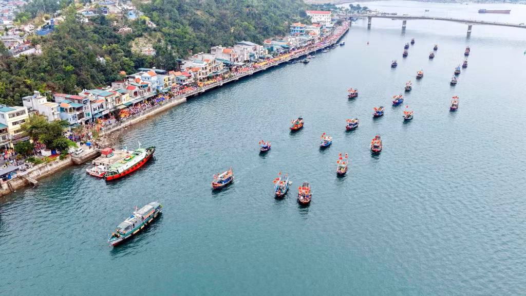 Đoàn rước trên biển tái hiện hình ảnh Đức Ông vi hành tuần tra biển đảo, trấn giữ biên thùy (3-2026). Ảnh: Hải Hưng