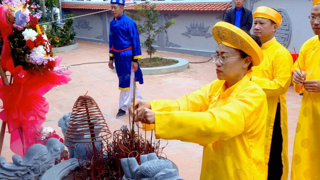 Ngay sau lễ tế, các đồng chí lãnh đạo đặc khu Cô Tô một lòng thành kính dâng hương tạ ơn thánh thần.