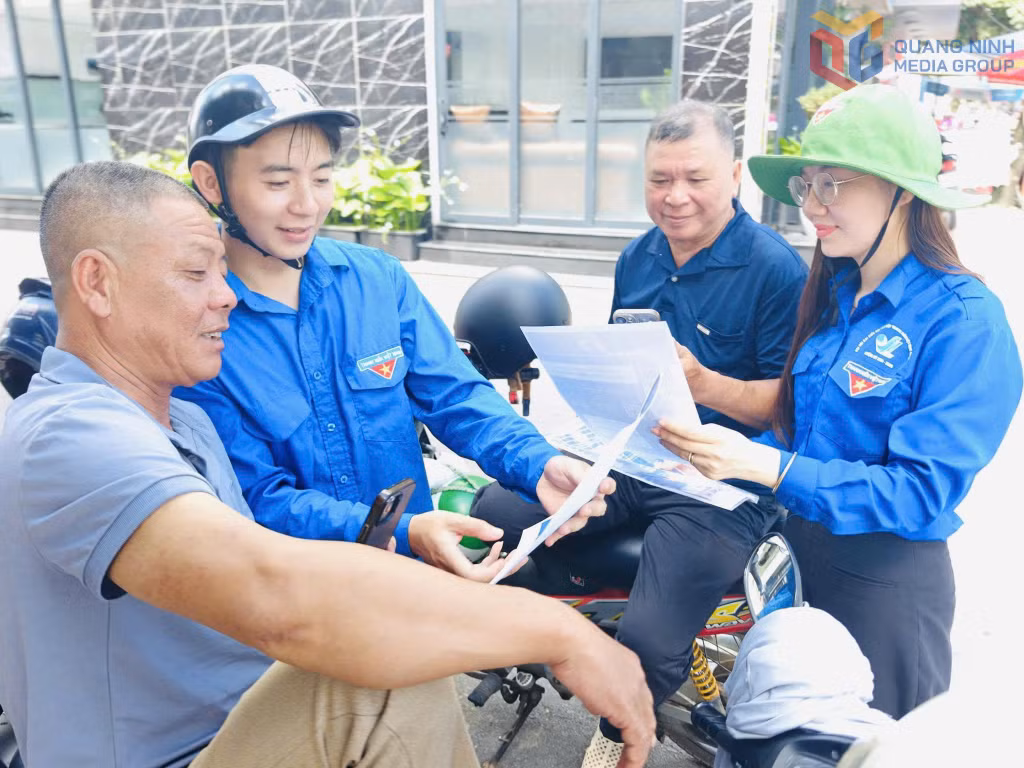 Đoàn Thanh niên xã Ba Chẽ tổ chức tuyên truyền cho người dân về chuyển đổi số.