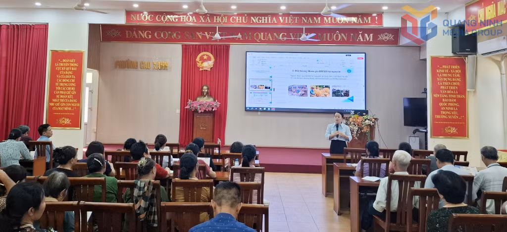 Báo cáo viên BHXH tỉnh thông tin, hướng dẫn một số nội dung mới trong chính sách BHXH có hiệu lực từ 1/7/2025 cho cán bộ, công tác viên tổ dân, khu phố trên địa bàn phường Cao Xanh.