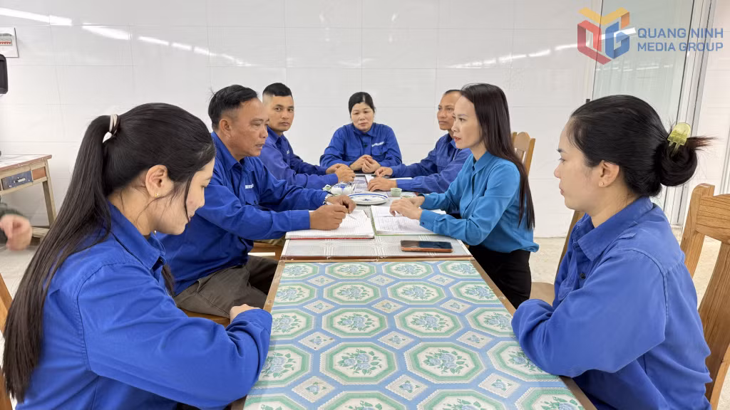 Bà Lê Thị Nết, Chủ tịch Công đoàn đặc khu Vân Đồn làm việc với BCH Công đoàn Công ty về chính sách nữ.