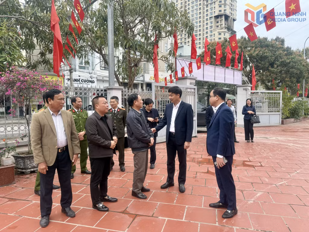 Đồng chí Nguyễn Văn Công, Phó Chủ tịch UBND tỉnh kiểm tra tại Đơn vi bầu cử số 7, phường Hồng Gai.