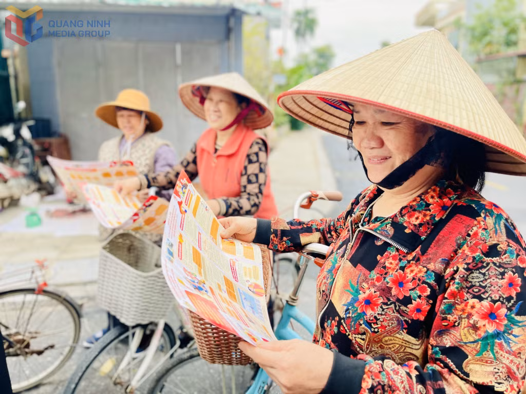Người dân khu Phú Thanh Tây, phường Uông Bí tìm hiểu các quy định về cuộc bầu cử ĐBQH và HĐND các cấp nhiệm kỳ 2026-2031.