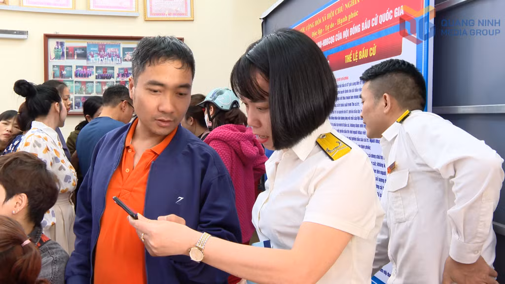 Trong đợt cao điểm, Thuế cơ sở 3 đã thành lập 7 tổ công tác, trực tiếp xuống từng phường, xã và các địa bàn đặc khu để hỗ trợ hộ kinh doanh.