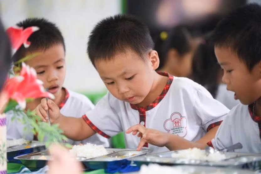 Thói quen ăn uống lành mạnh giúp trẻ phát triển toàn diện.