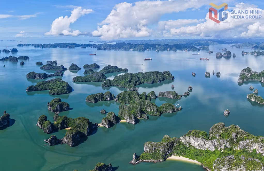 Toàn cảnh Vịnh Hạ Long từ trên cao với hàng trăm đảo đá lớn nhỏ soi bóng xuống làn nước xanh ngắt, nơi ẩn giấu những bãi cát tự nhiên tuyệt đẹp.
