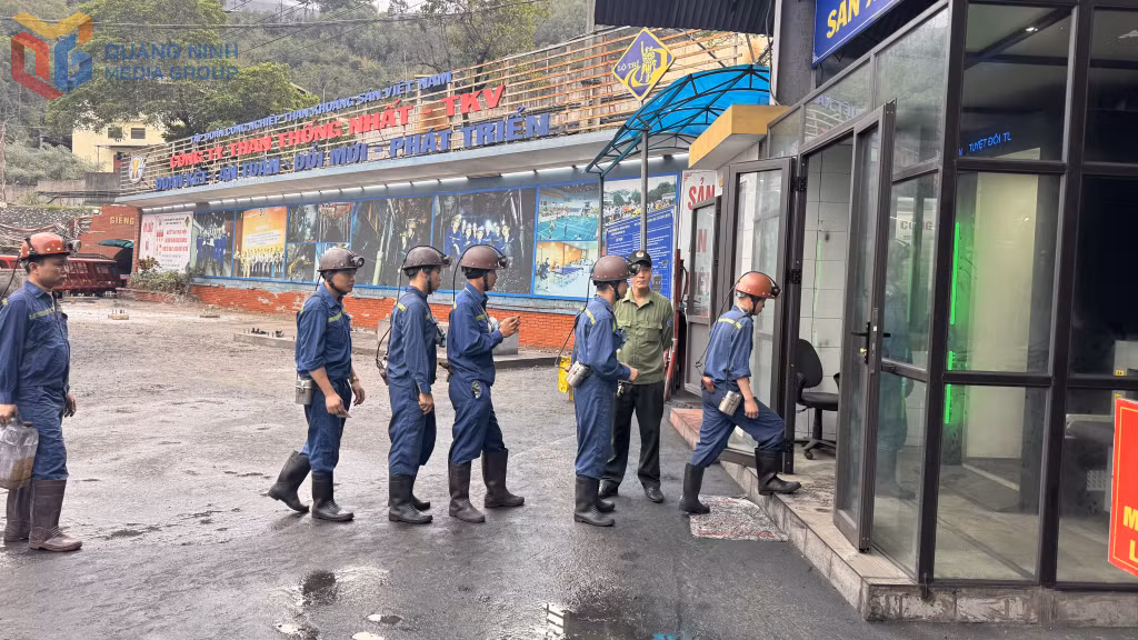 Thợ lò Phân xưởng Khai thác 7 (Công ty Than Thống Nhất) vào ca sản xuất.