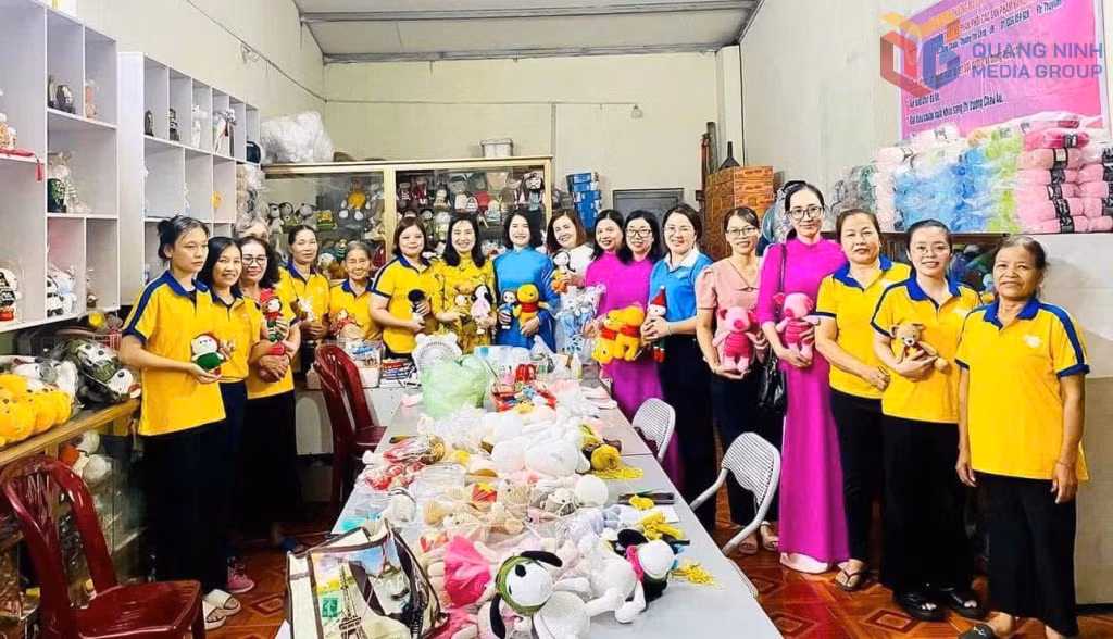 Mô hình khởi nghiệp đan móc len xuất khẩu Linh’s Crochet tạo việc làm và thu nhập ổn định cho nhiều chị em phụ nữ dân tộc Dao tại phường Yên Tử.