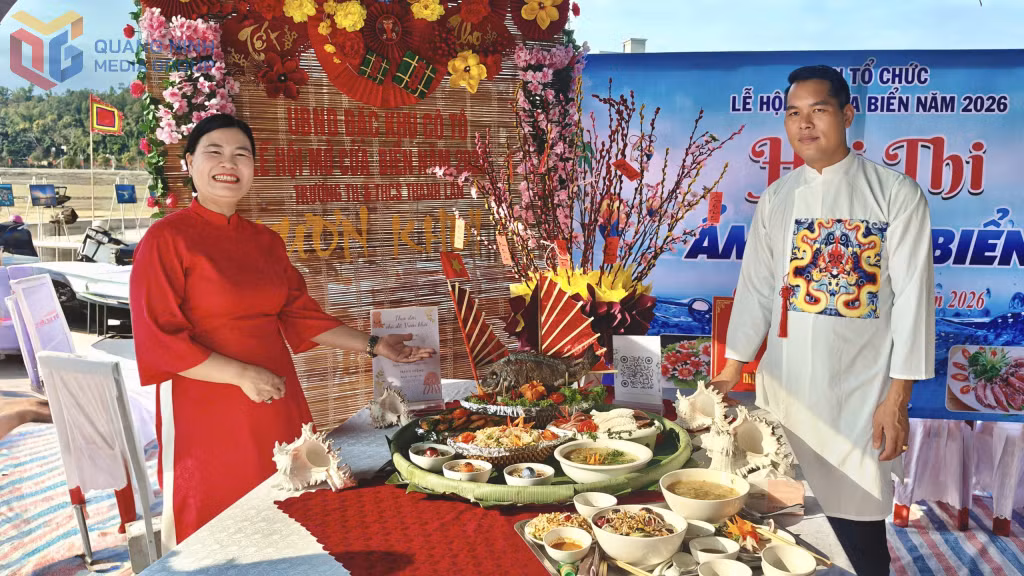Đội Trường TH và THCS Thanh Lân và mâm ẩm thực dự thi.