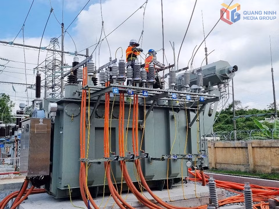 Tổng Công ty Điện lực miền Bắc tổ chức thi công nâng công suất MBA T1 tại TBA 110kV Tiên Yên.