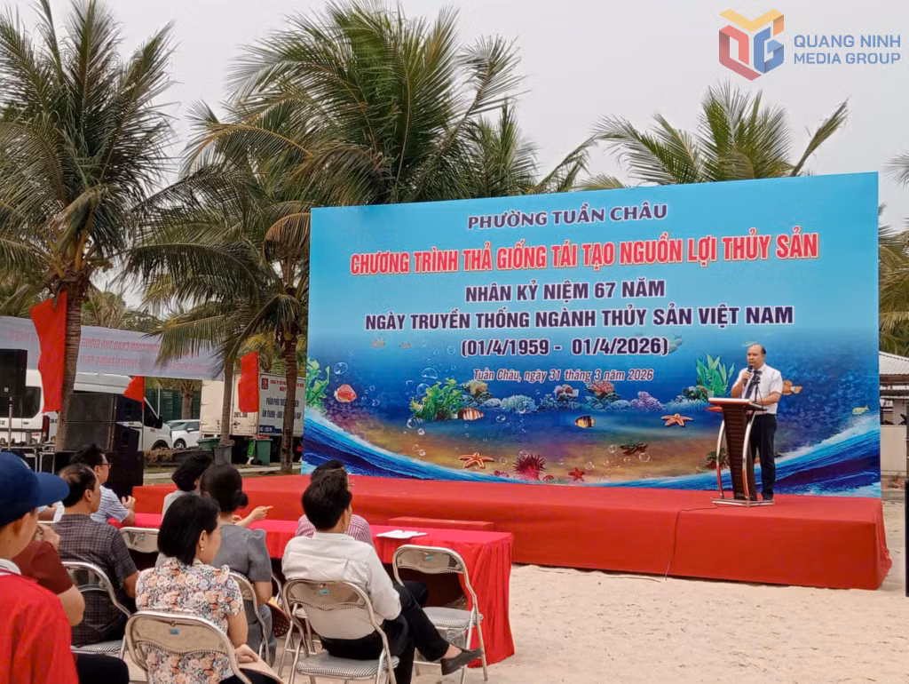 Quang cảnh chương trình thả giống thủy sản.