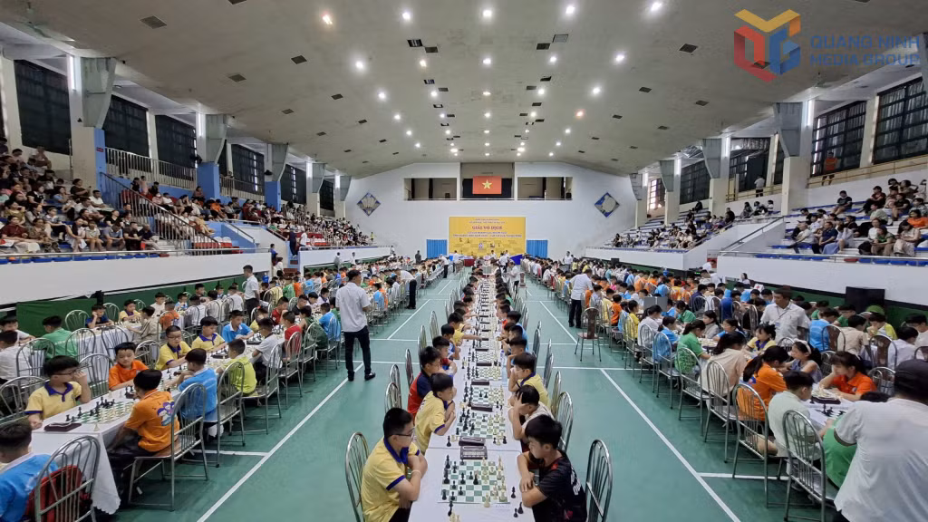 Giải vô địch cờ vua nhanh các nhóm tuổi tỉnh Quảng Ninh năm 2025 - cúp Cờ vua thông minh thu hút đông đảo học sinh của tỉnh tham gia.