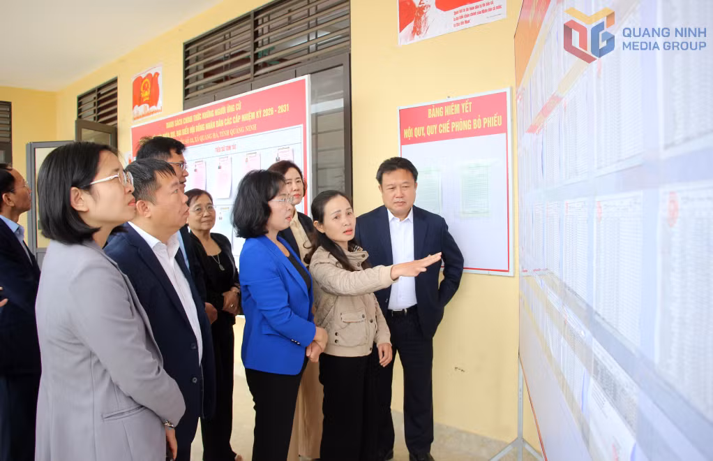 Đồng chí Trịnh Thị Minh Thanh, Phó Bí thư Thường trực Tỉnh ủy, Chủ tịch HĐND tỉnh, kiểm tra Khu vực bỏ phiếu số 13, xã Quảng Hà.