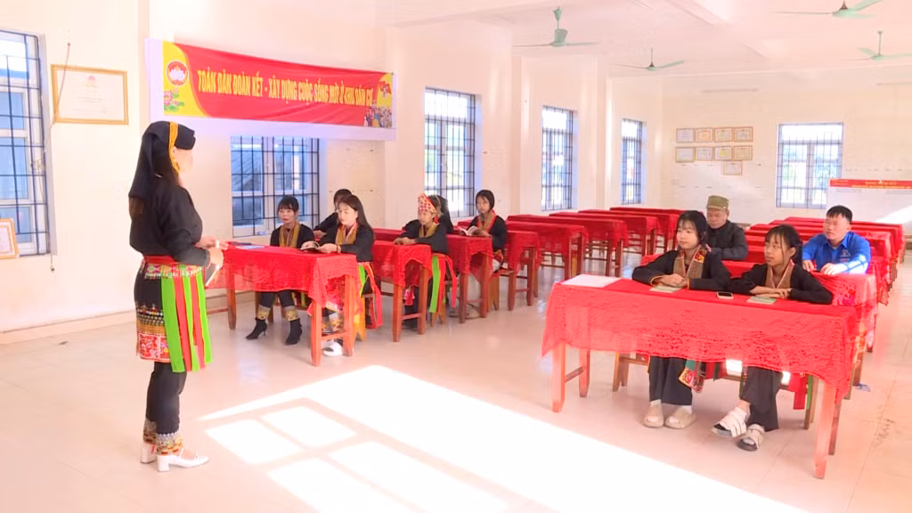 Một buổi tuyên truyền về chuyển đổi số tại xã Lương Minh.