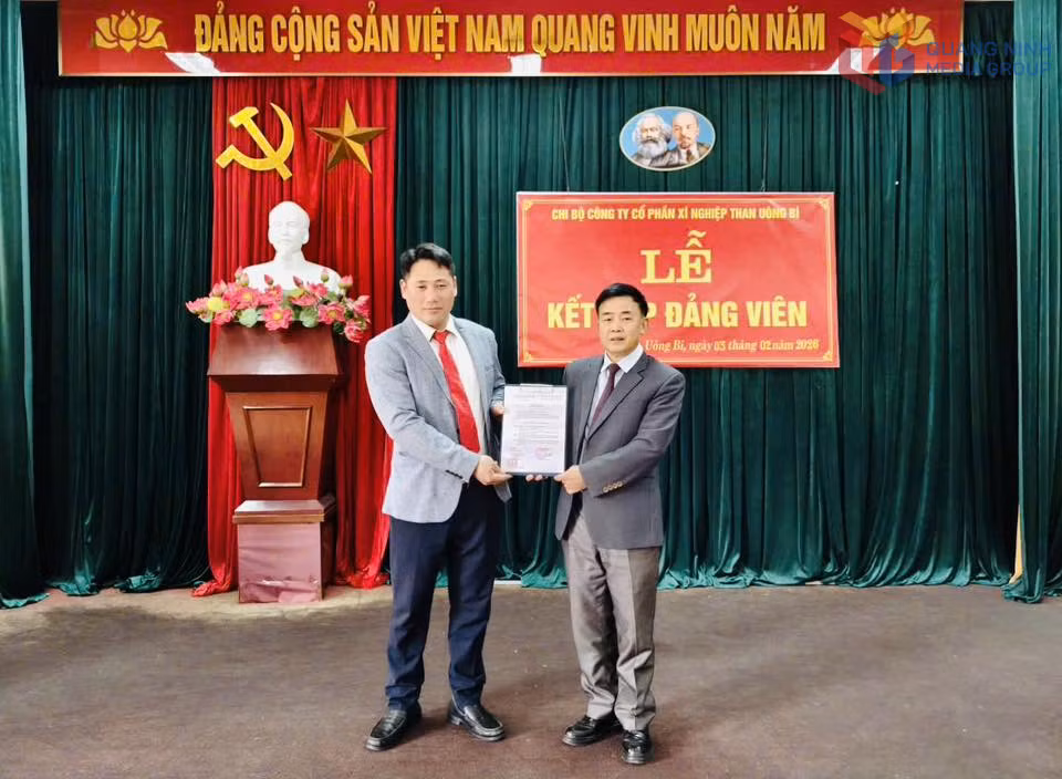 Chi bộ Công ty CP Xí nghiệp Than Uông Bí tổ chức kết nạp đảng viên mới.