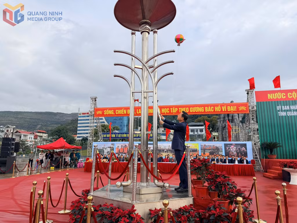 Đồng chí Lê Văn Ánh, Phó Chủ tịch UBND tỉnh thực hiện nghi thức châm lửa truyền thống.