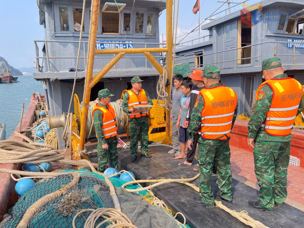 Đồn biên phòng Hạ Long tuyên truyền cho ngư dân làm nghề trên vùng biển đơn vị quản lý về các quy định chống IUU.