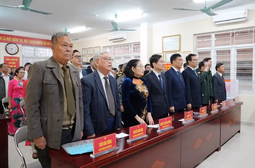 Các đại biểu thực hiện nghi thức chào cờ.