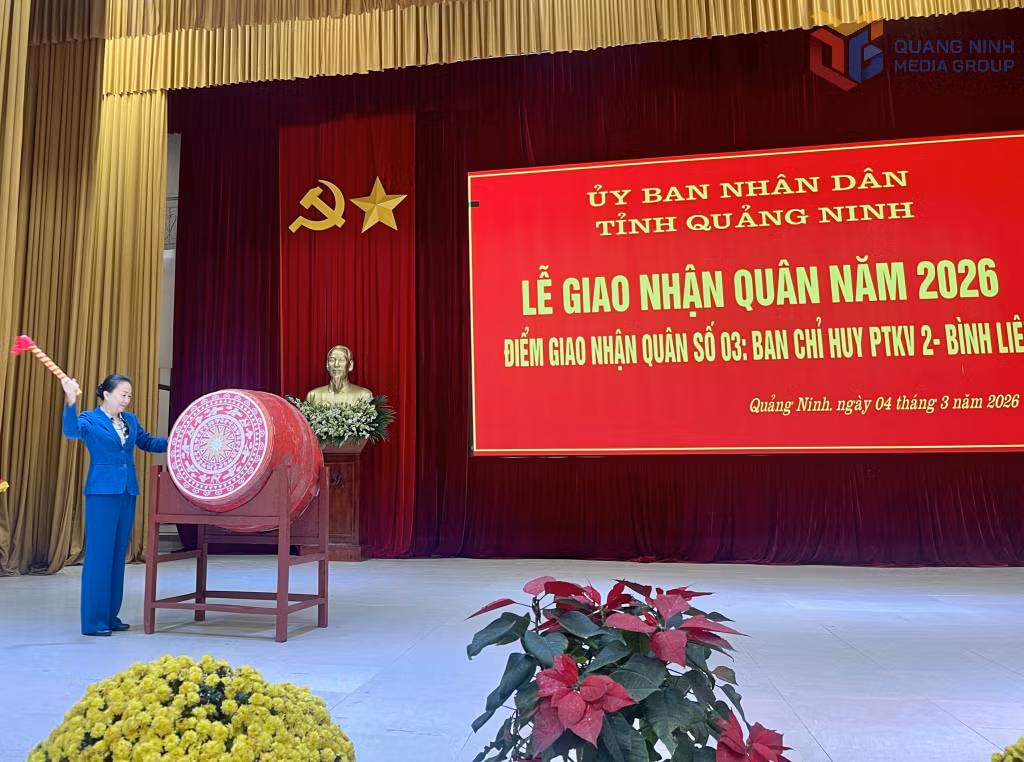 Đồng chí Vi Ngọc Bích, Trưởng Ban Tổ chức Tỉnh ủy, nổi trống, mở hội giao quân.