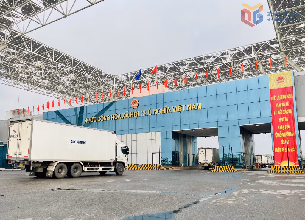 Hàng xuất khẩu sang Trung Quốc trong ngày cuối tuần chủ yếu là nông sản tươi sống.